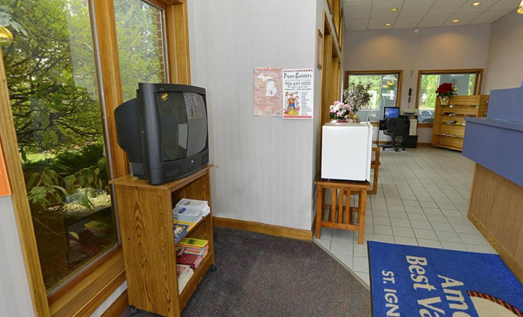 Americas Best Value Inn Saint Ignace Eksteriør billede